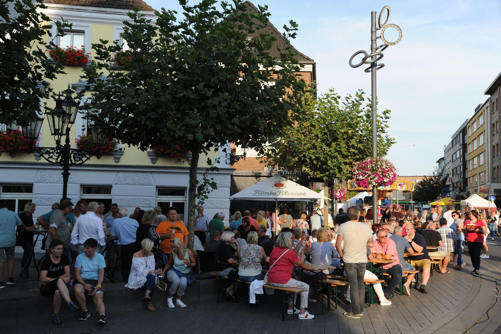 Straßenfest vor der Gaststätte Maaß in Dinslaken
